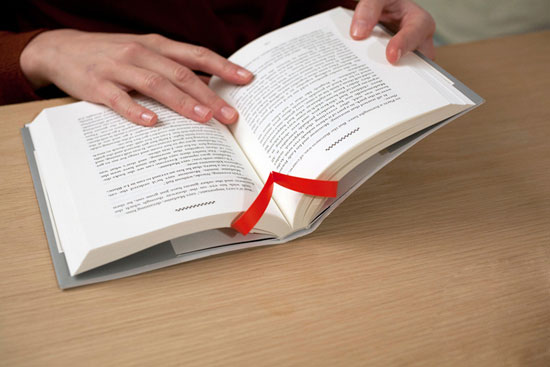albatros bookmark mengikuti gerakan bukaan buku